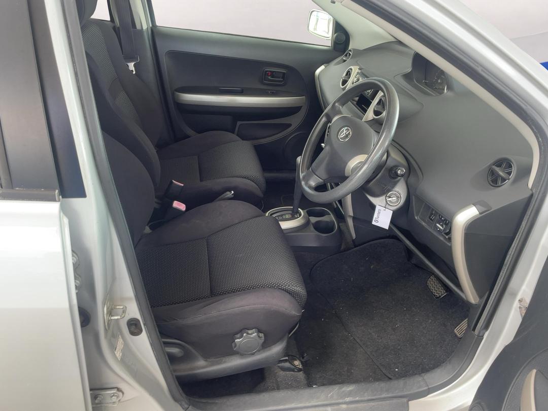 Photo '14' of Toyota IST Photo '14' of Toyota IST