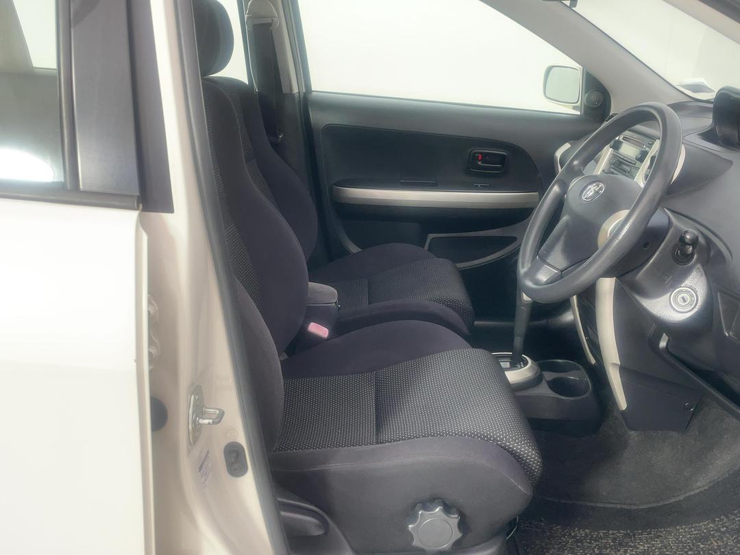 Photo '16' of Toyota IST