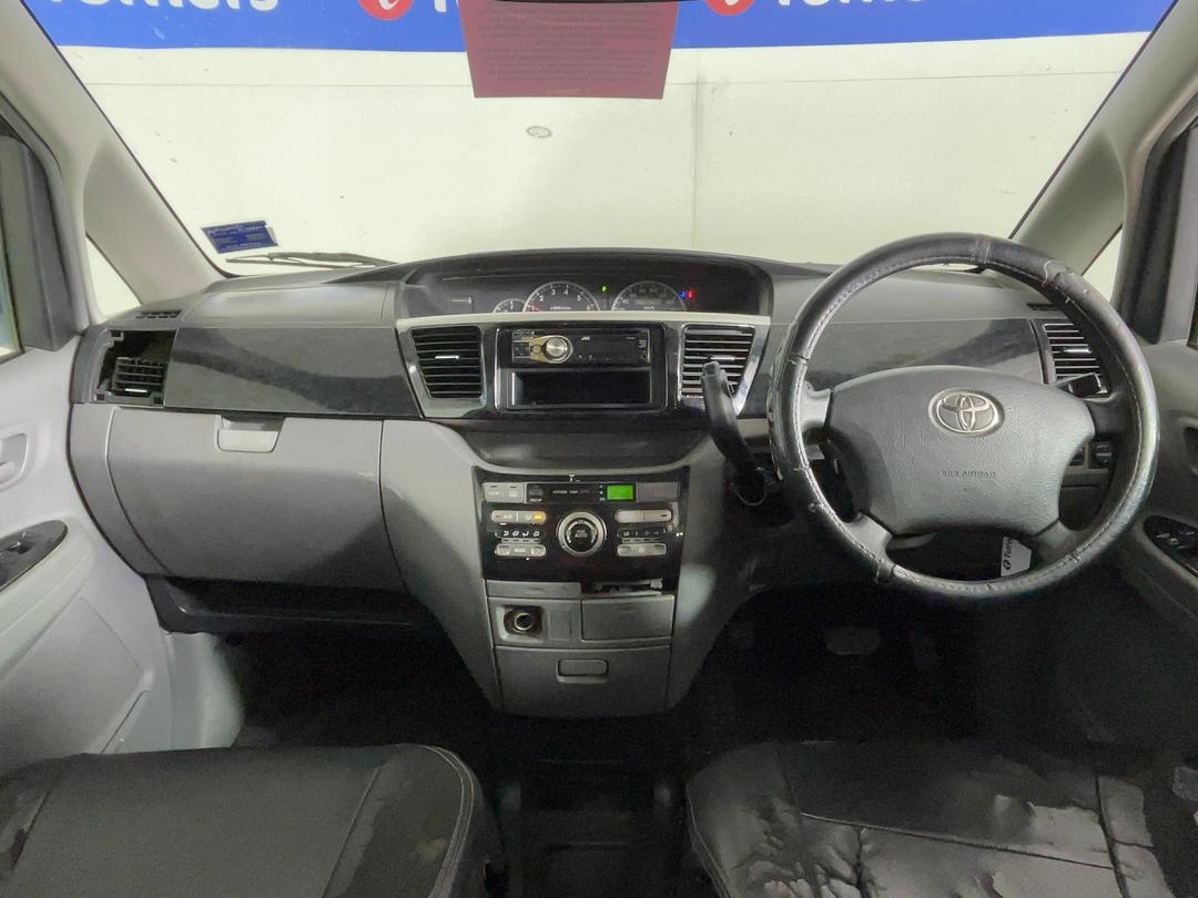 Photo '15' of Toyota Noah Photo '15' of Toyota Noah
