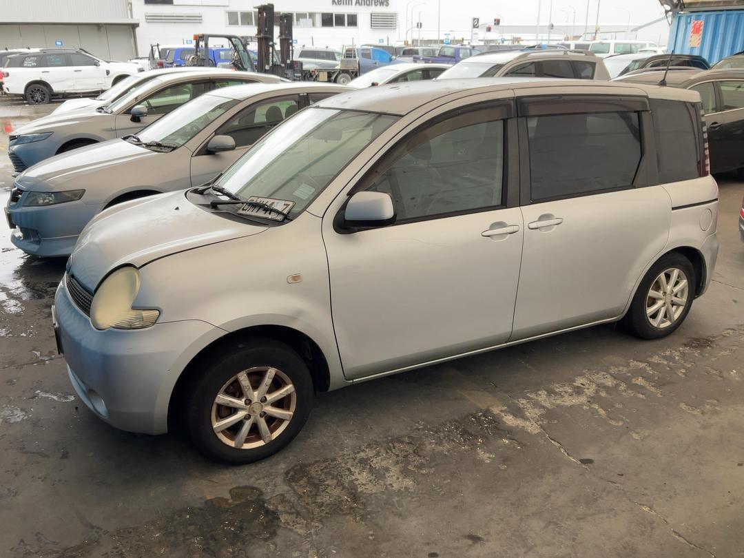 Photo '2' of Toyota Sienta