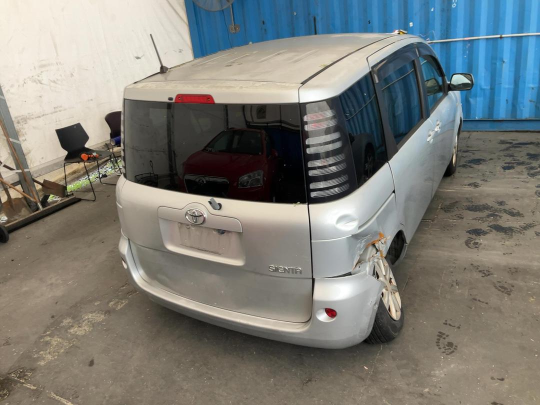 Photo '4' of Toyota Sienta