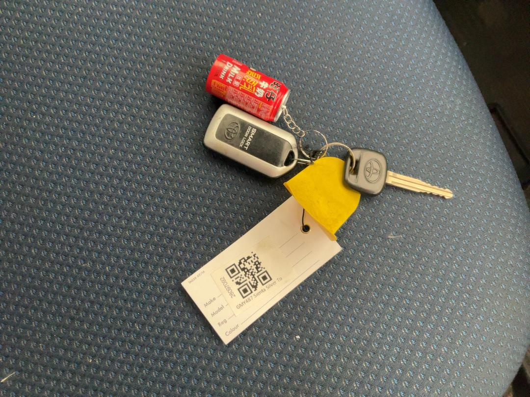 Photo '17' of Toyota Sienta