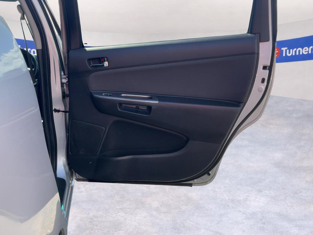 Photo '17' of Toyota Wish Photo '17' of Toyota Wish