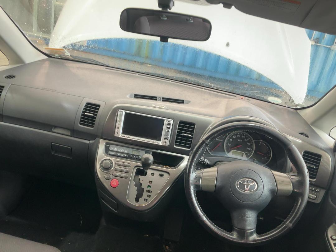 Photo '16' of Toyota Wish Photo '16' of Toyota Wish