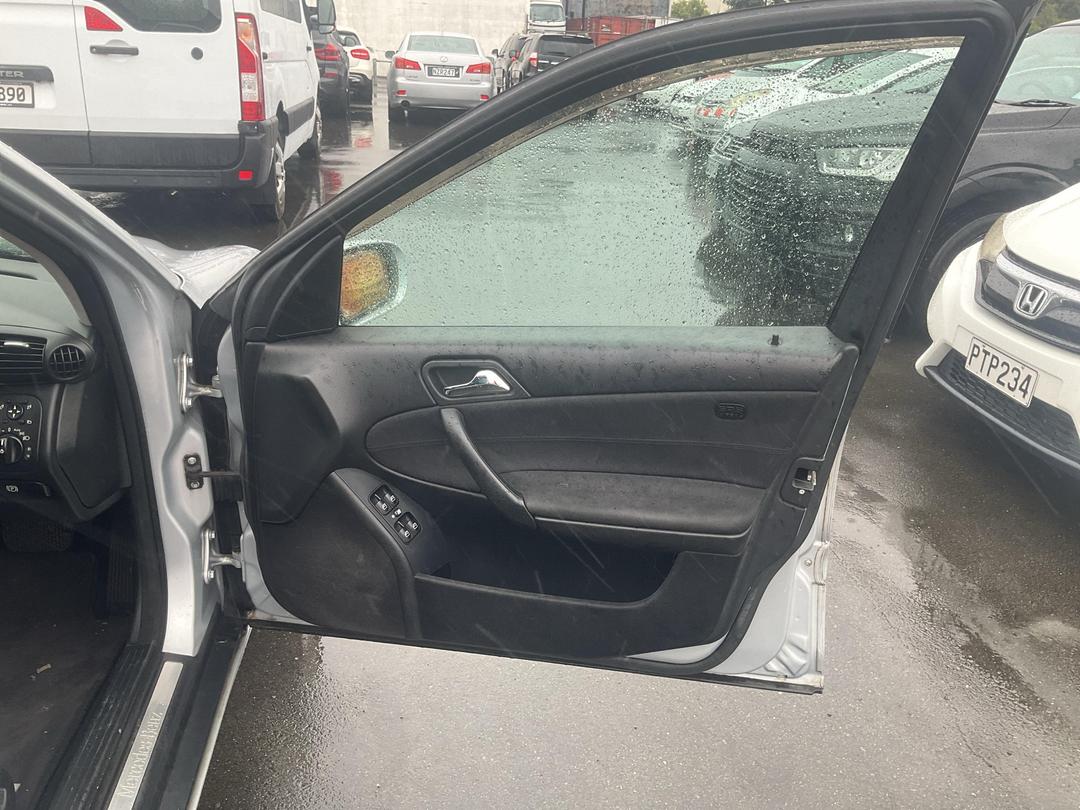 Photo '6' of Mercedes-Benz C180