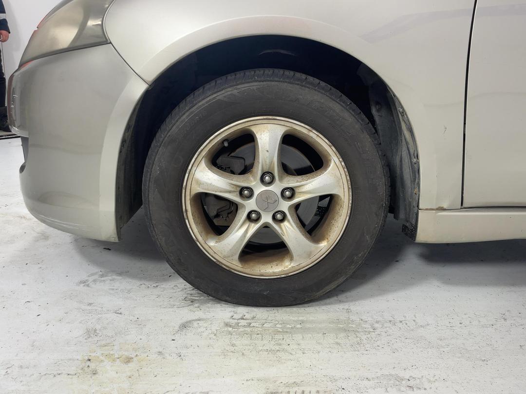 Photo '8' of Mitsubishi Grandis