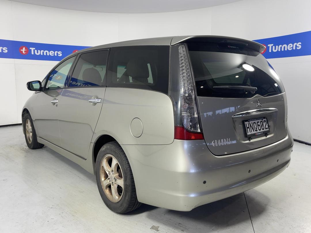 Photo '4' of Mitsubishi Grandis