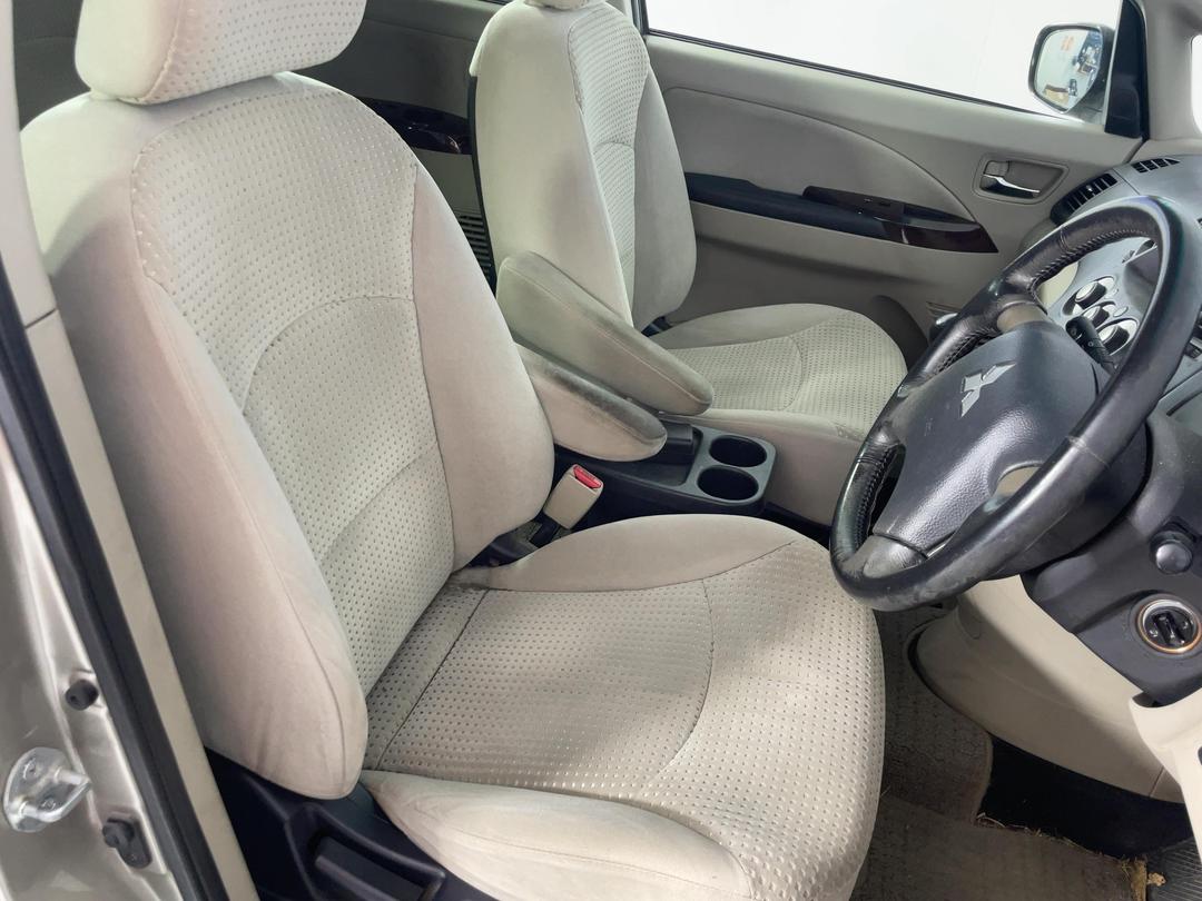 Photo '14' of Mitsubishi Grandis