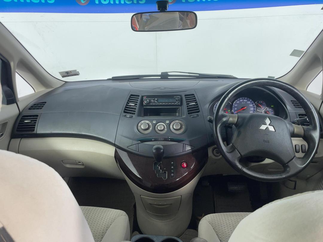 Photo '15' of Mitsubishi Grandis