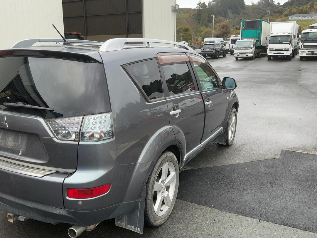 Photo '5' of Mitsubishi Outlander Photo '5' of Mitsubishi Outlander