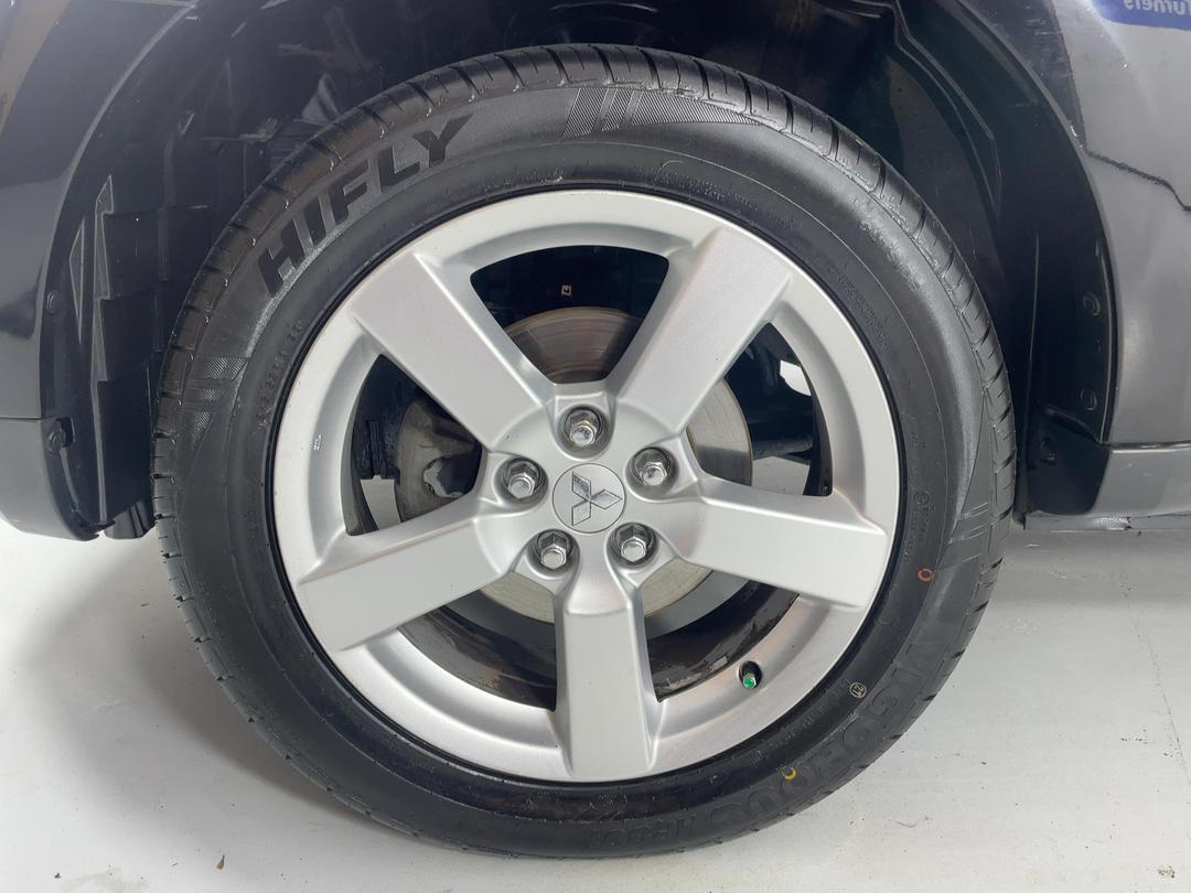 Photo '10' of Mitsubishi Outlander