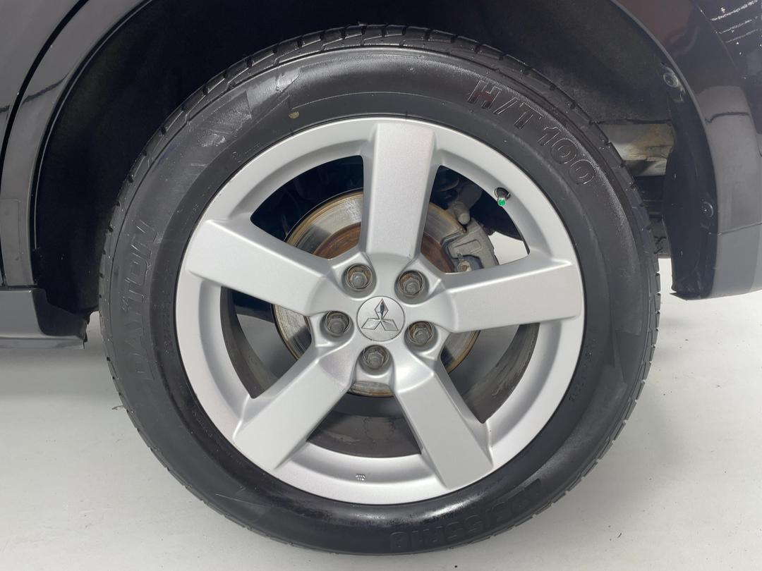 Photo '11' of Mitsubishi Outlander