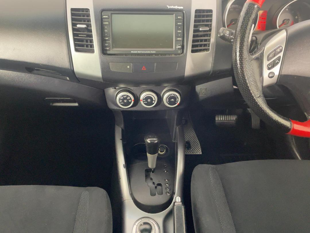 Photo '18' of Mitsubishi Outlander