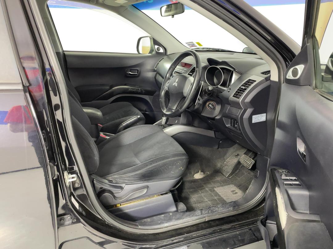 Photo '16' of Mitsubishi Outlander