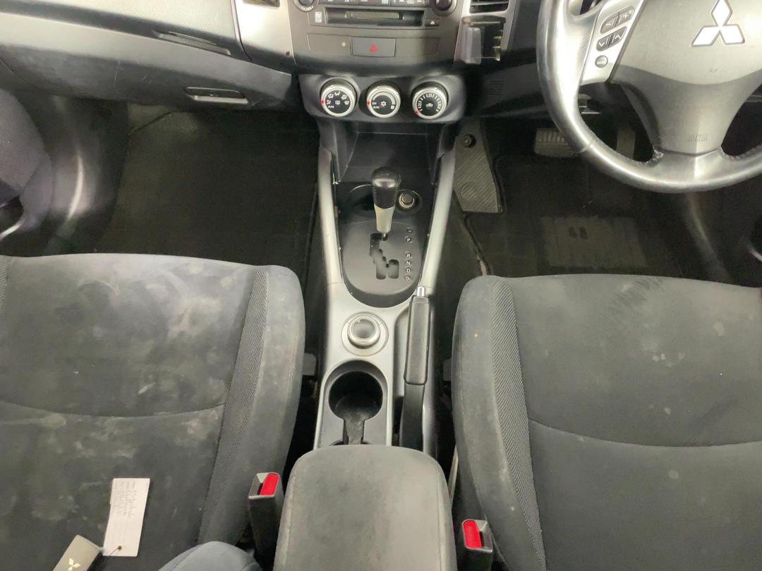 Photo '18' of Mitsubishi Outlander