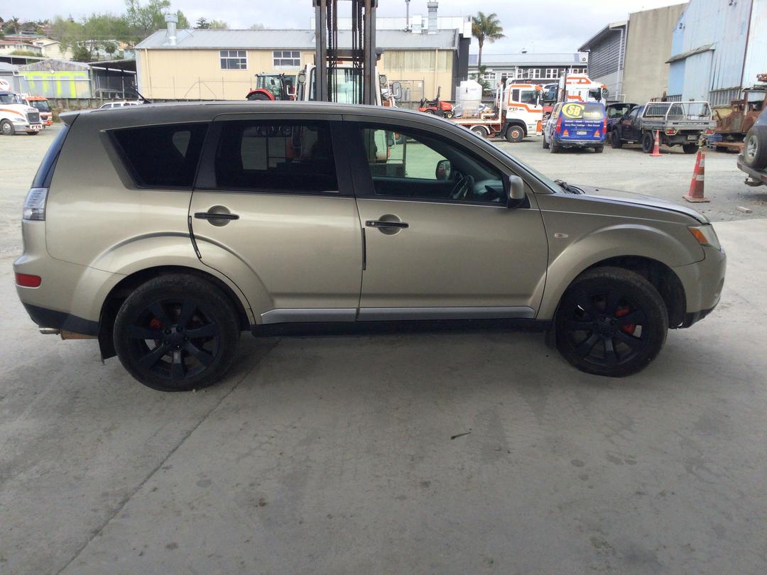 Photo '8' of Mitsubishi Outlander Photo '8' of Mitsubishi Outlander