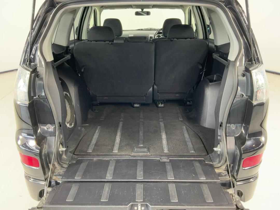 Photo '14' of Mitsubishi Outlander