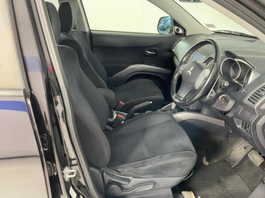Photo '16' of Mitsubishi Outlander