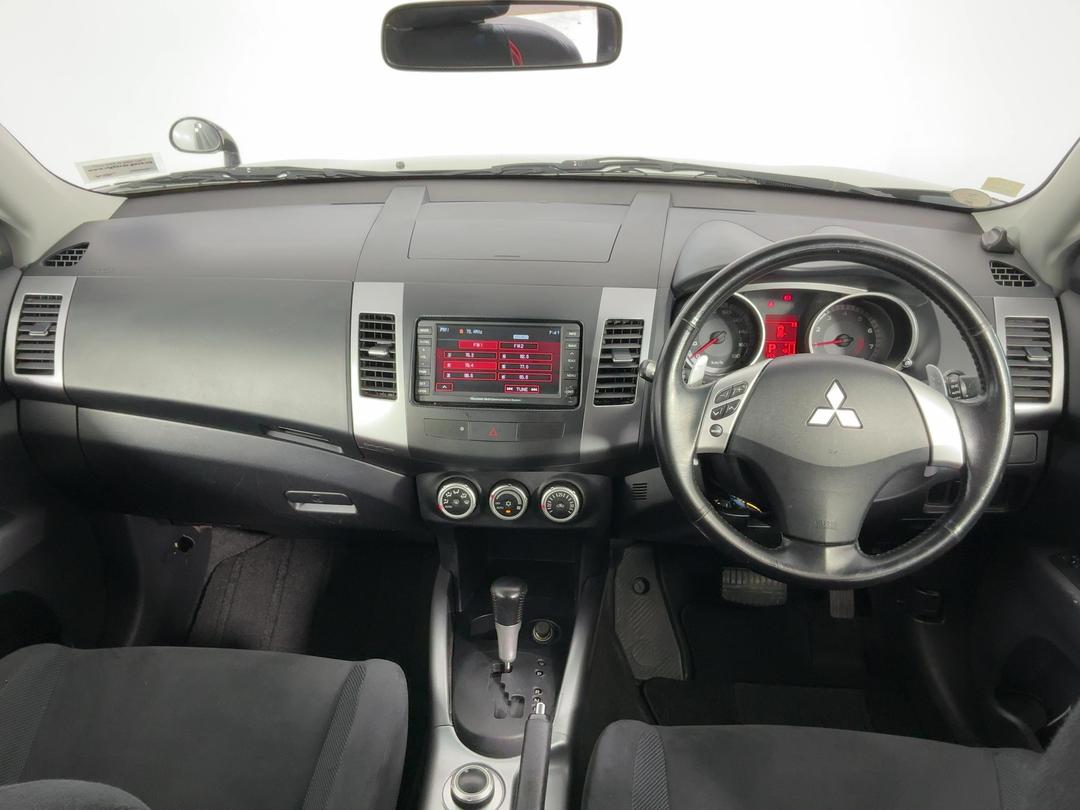 Photo '17' of Mitsubishi Outlander