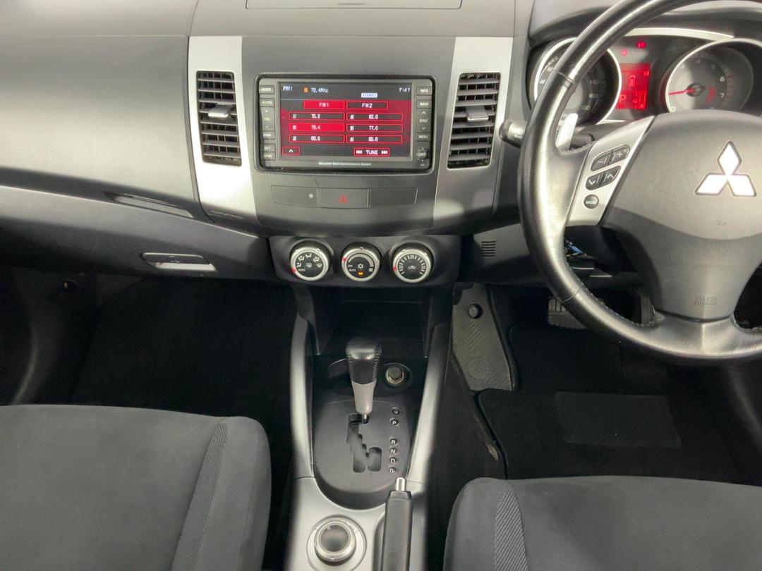 Photo '18' of Mitsubishi Outlander