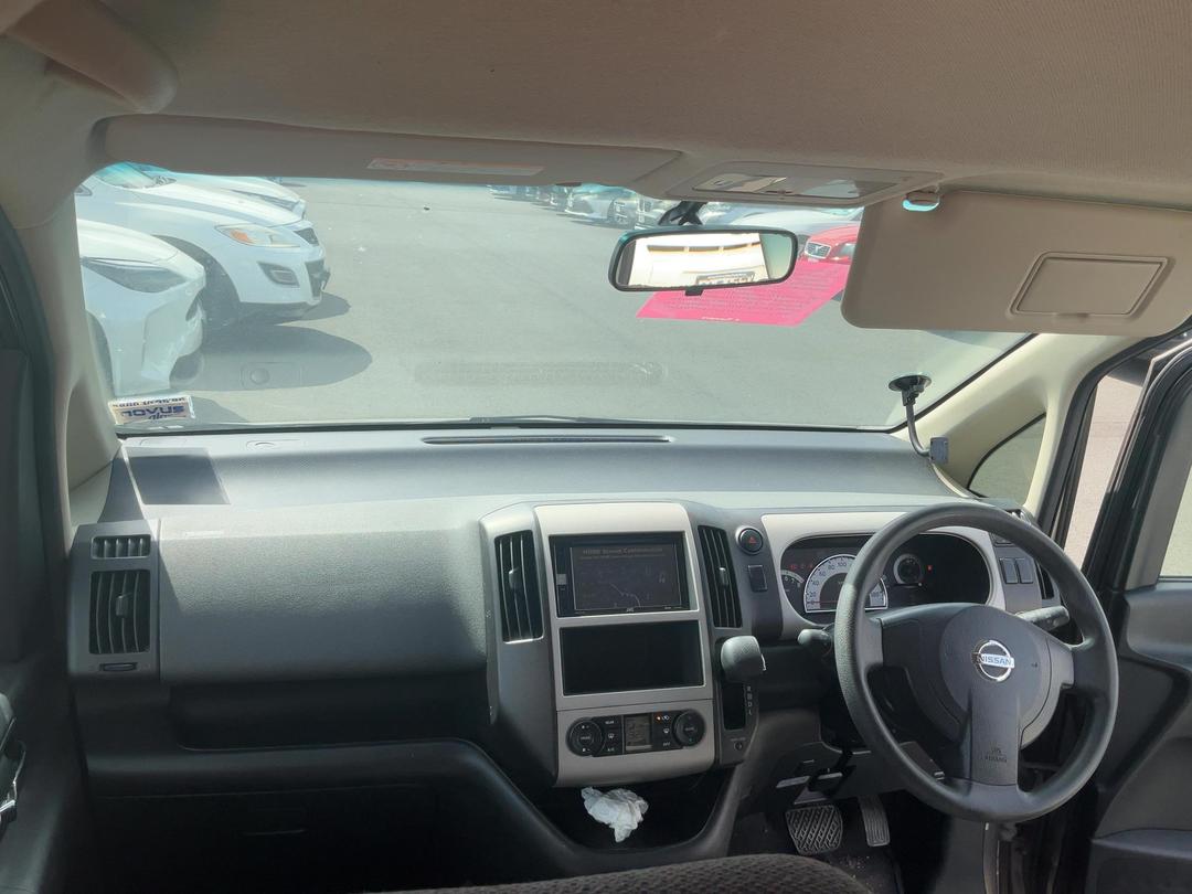 Photo '10' of Nissan Serena Photo '10' of Nissan Serena