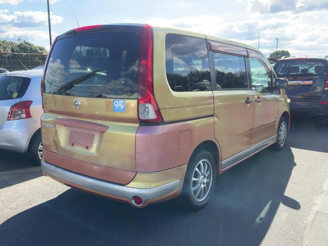 Photo '4' of Nissan Serena Photo '4' of Nissan Serena