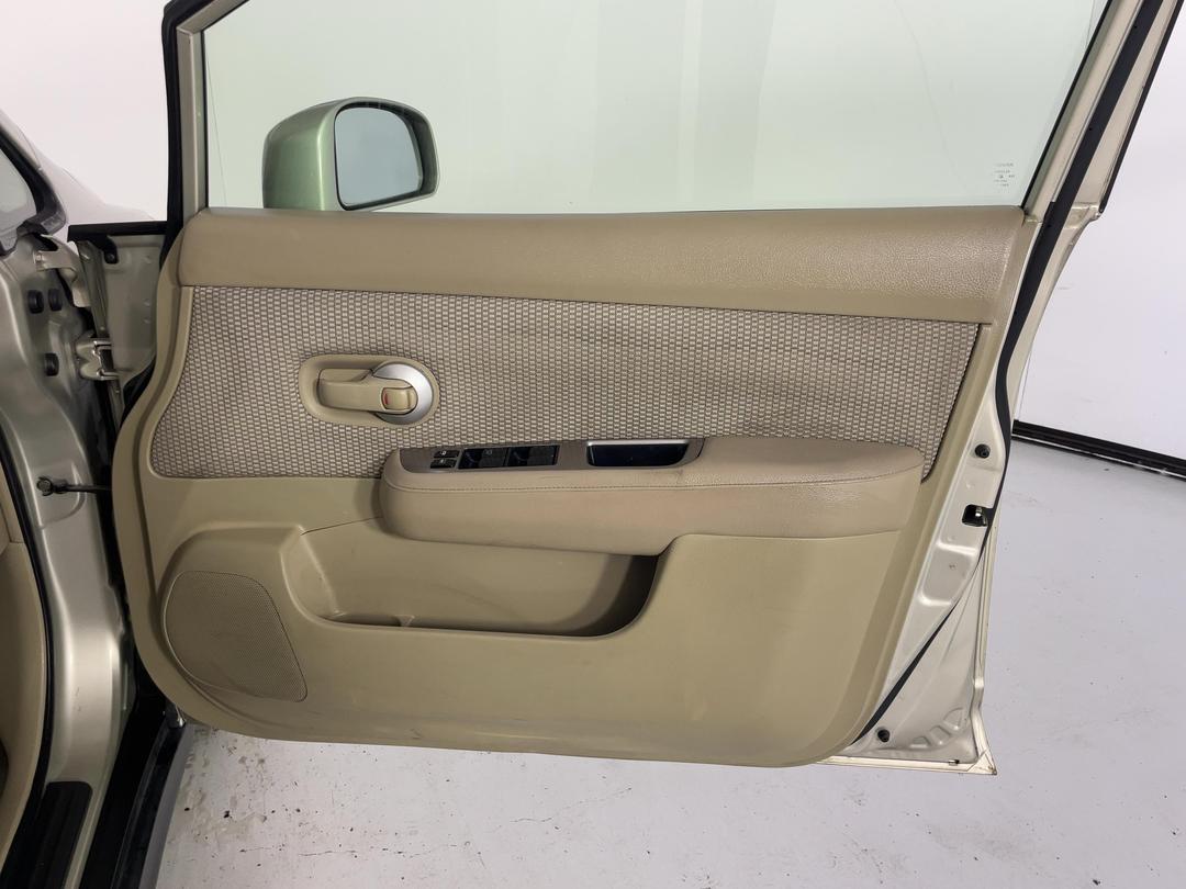 Photo '15' of Nissan Tiida