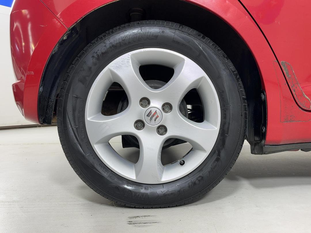 Photo '12' of Suzuki Swift