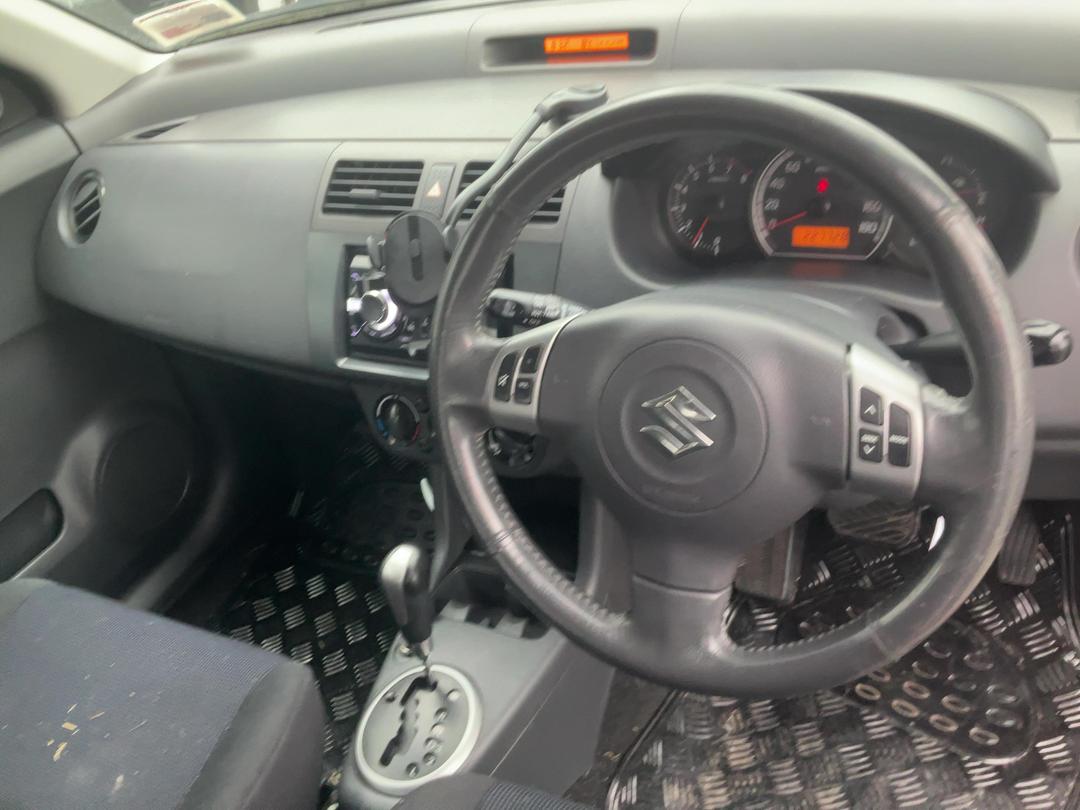 Photo '12' of Suzuki Swift GLX Photo '12' of Suzuki Swift GLX