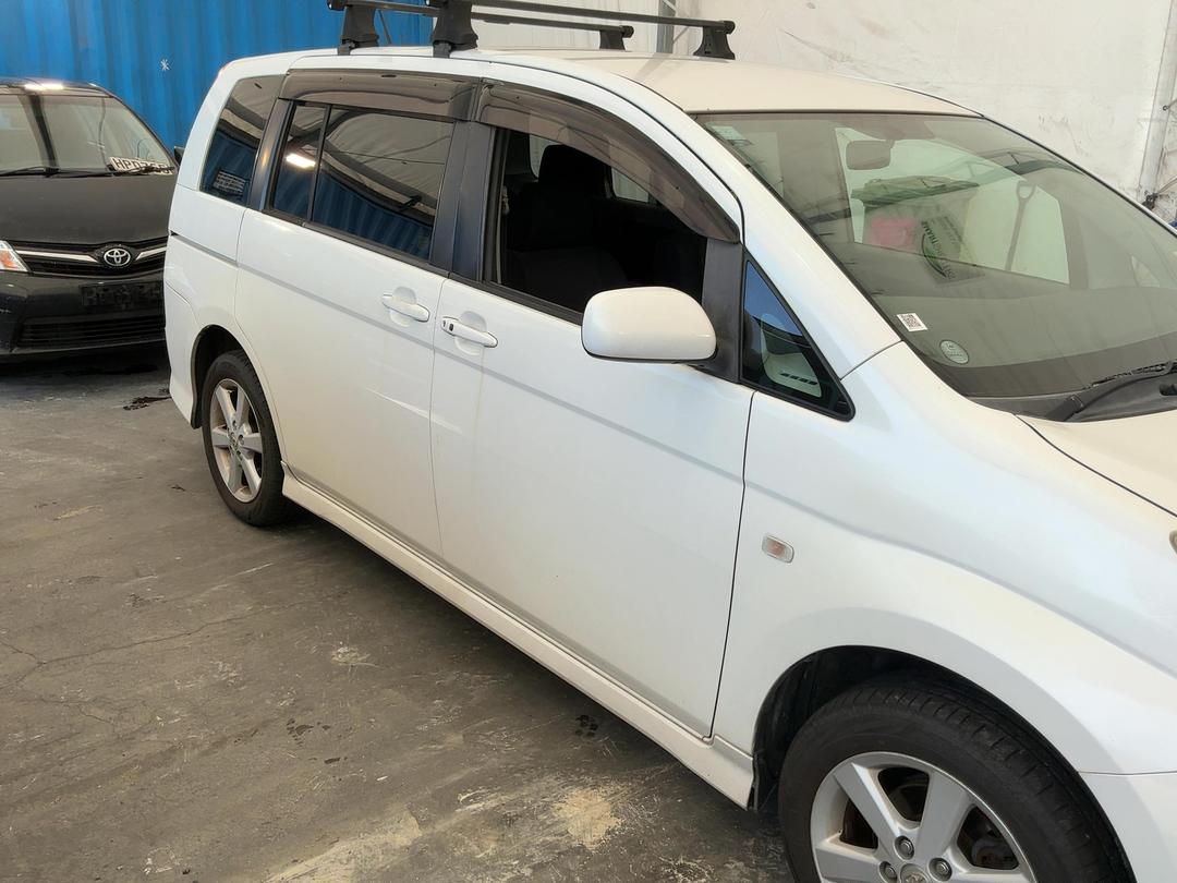 Photo '2' of Toyota Isis Photo '2' of Toyota Isis