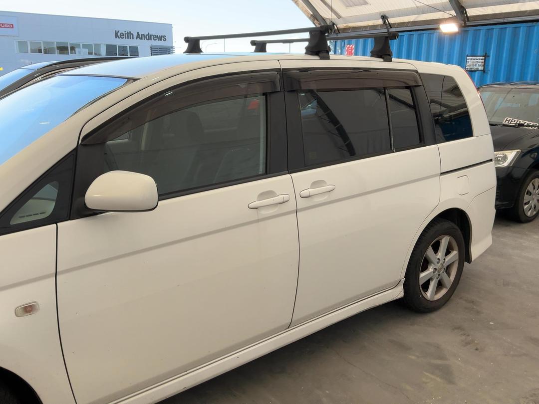 Photo '7' of Toyota Isis Photo '7' of Toyota Isis