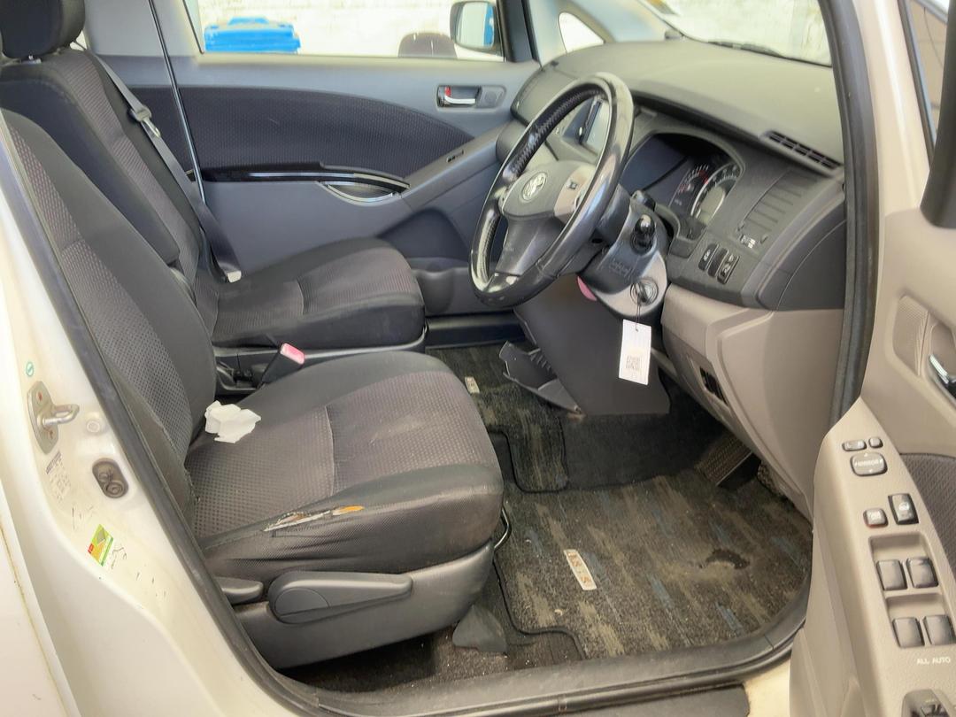 Photo '18' of Toyota Isis Photo '18' of Toyota Isis