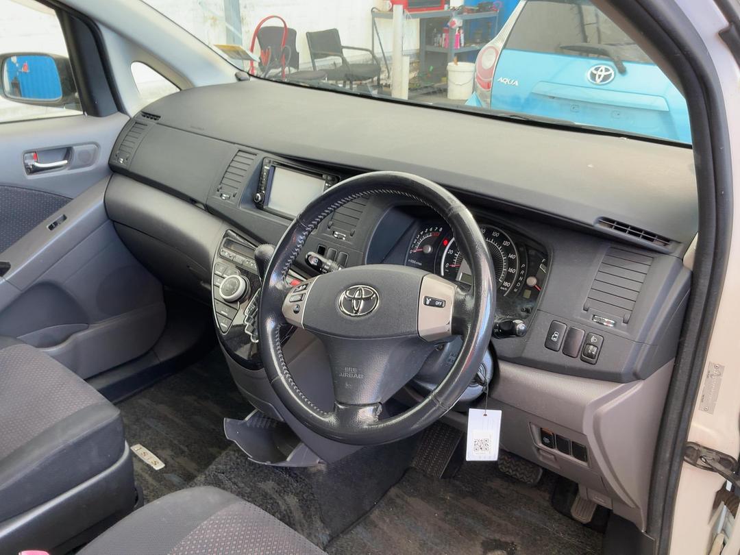 Photo '19' of Toyota Isis Photo '19' of Toyota Isis