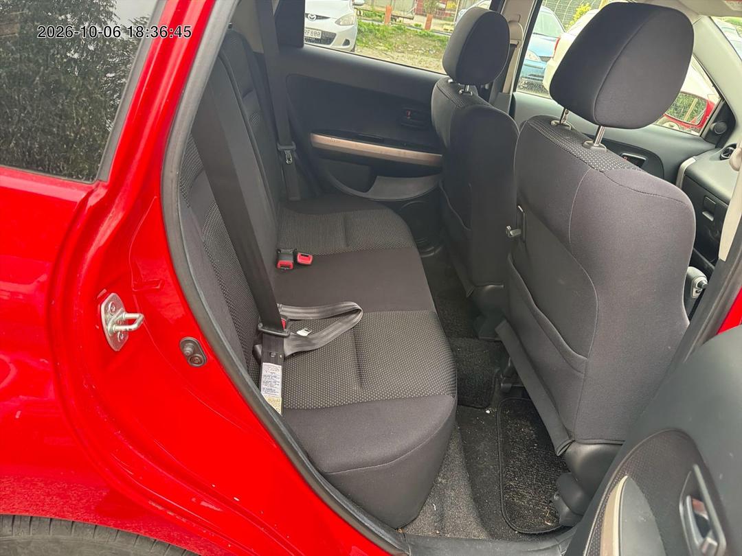 Photo '10' of Toyota IST Photo '10' of Toyota IST