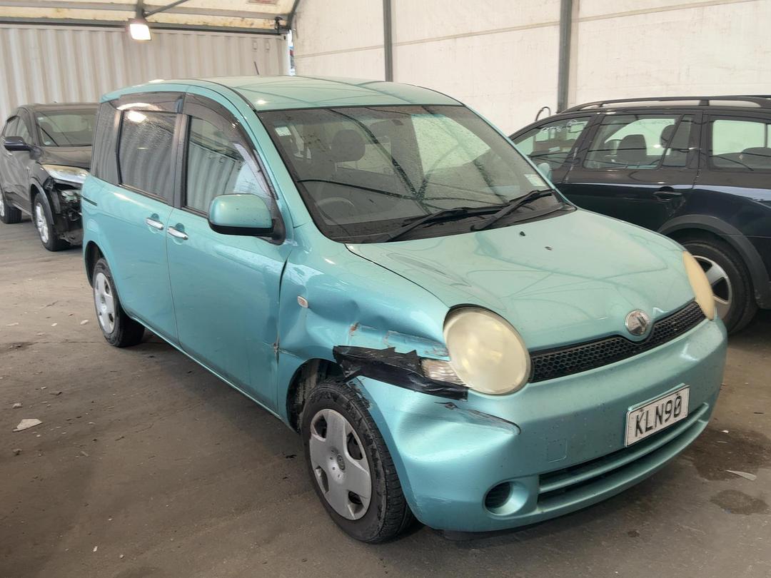 Photo '2' of Toyota Sienta Photo '2' of Toyota Sienta
