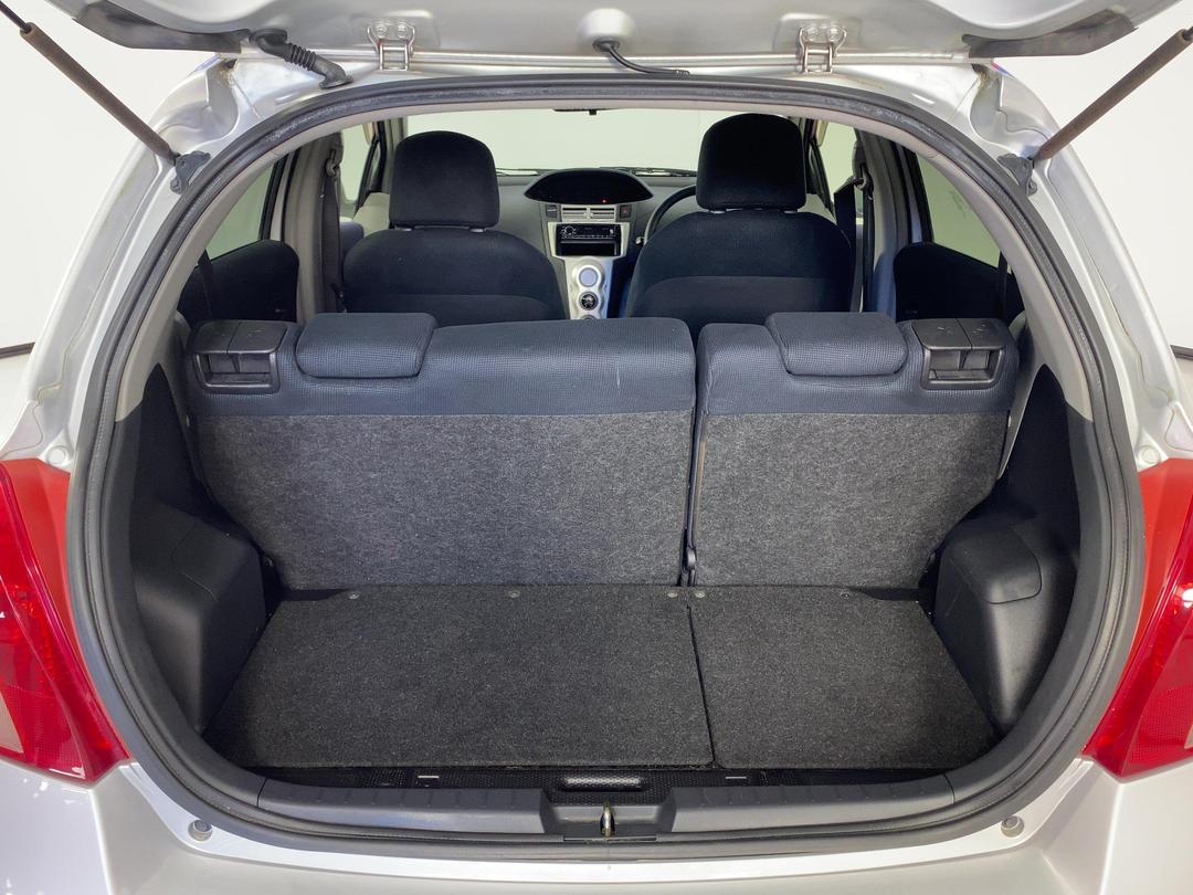 Photo '14' of Toyota Vitz