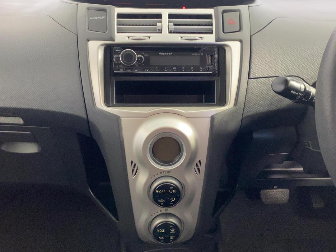 Photo '18' of Toyota Vitz