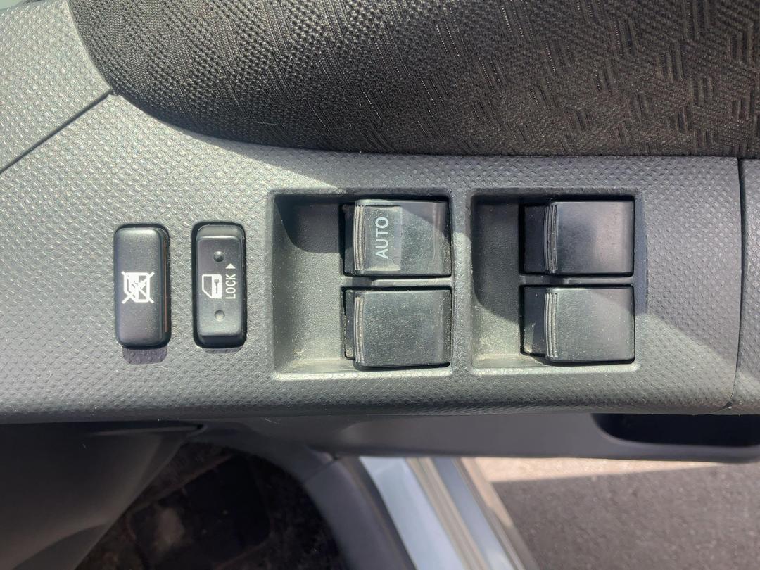 Photo '24' of Toyota Vitz