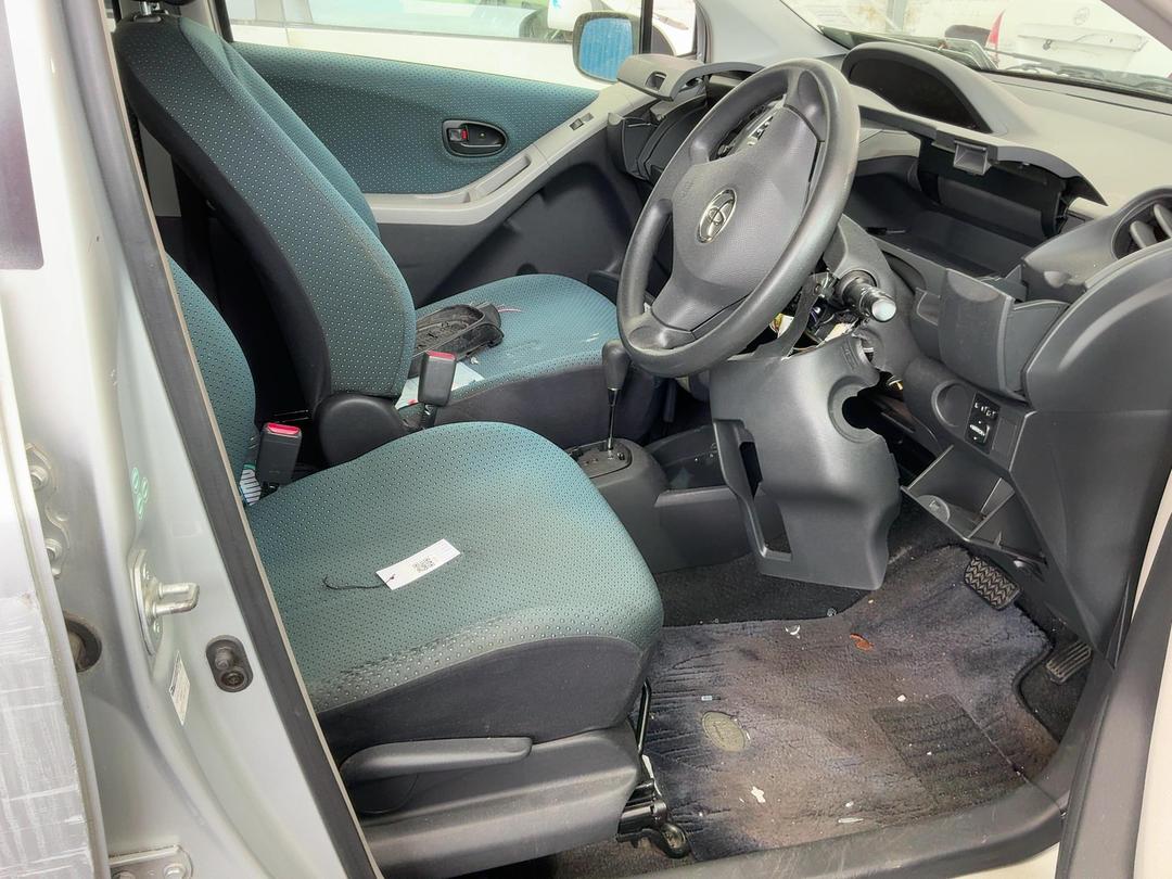 Photo '18' of Toyota Vitz Photo '18' of Toyota Vitz