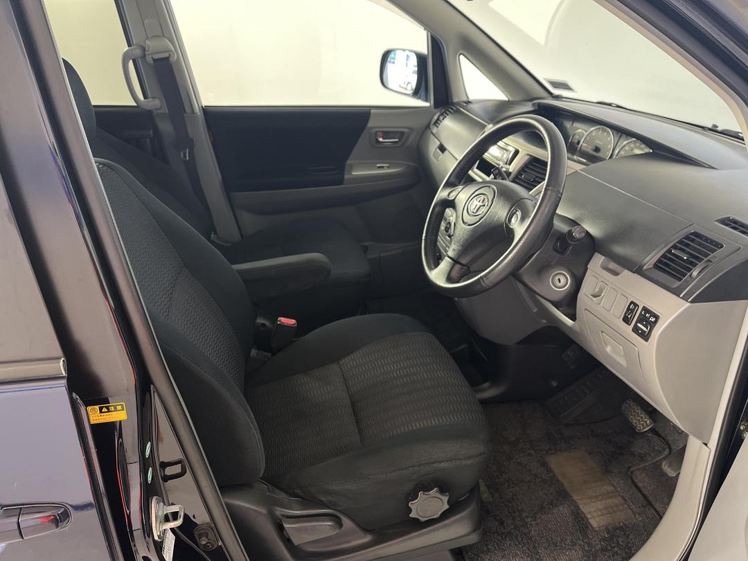 Photo '16' of Toyota Voxy