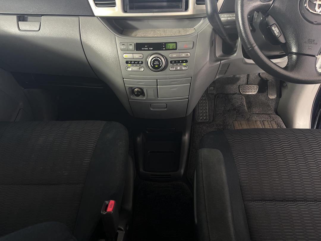 Photo '18' of Toyota Voxy