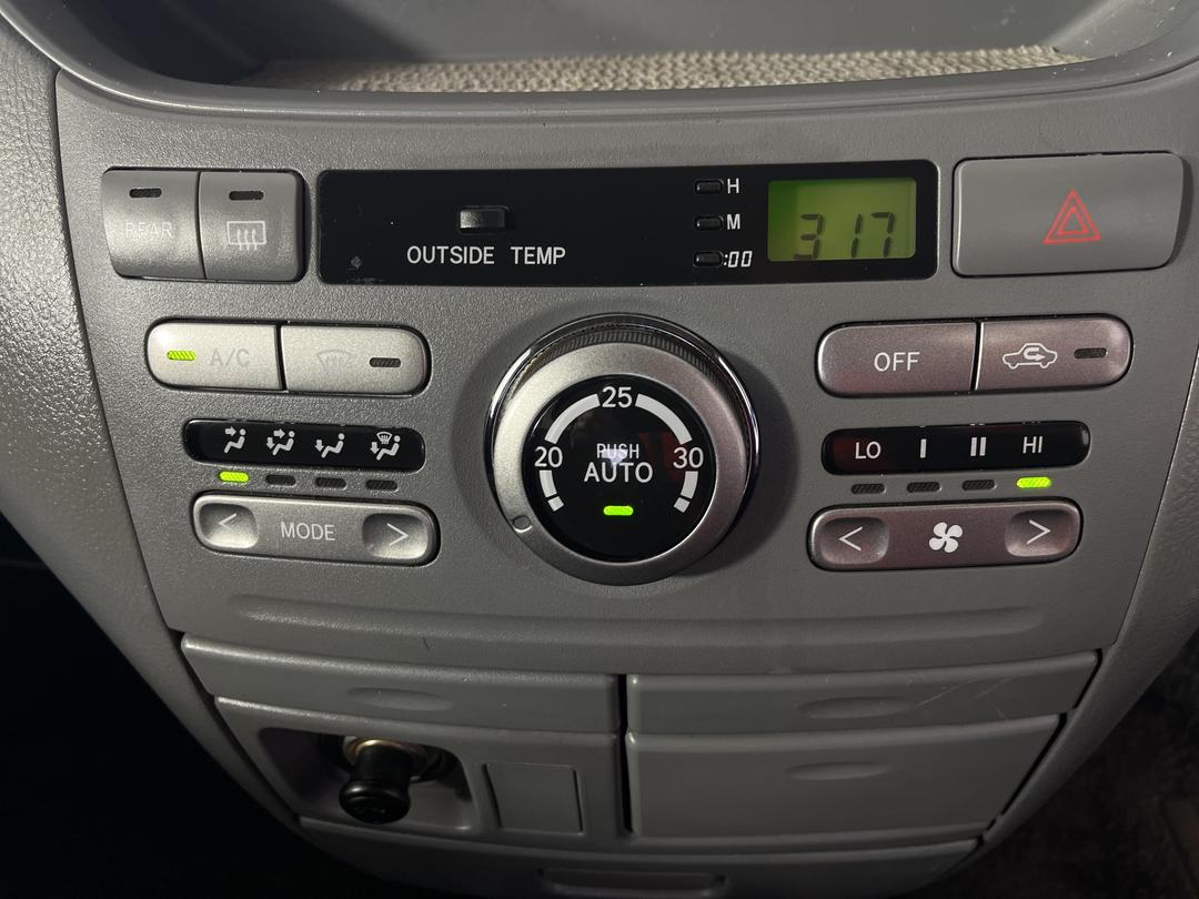 Photo '27' of Toyota Voxy