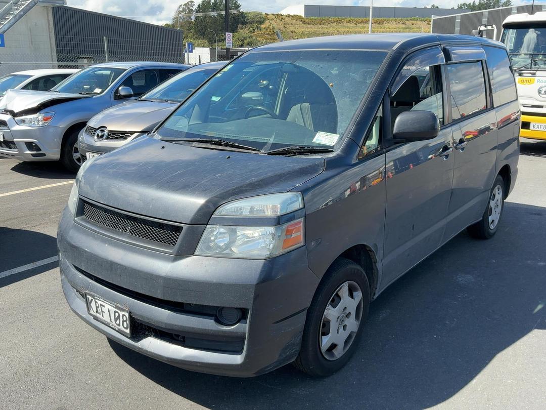 Photo '3' of Toyota Voxy Photo '3' of Toyota Voxy