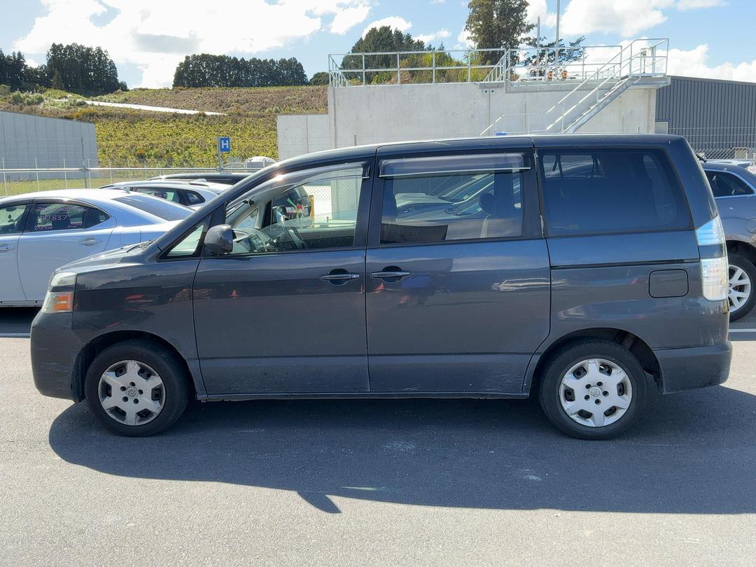 Photo '4' of Toyota Voxy Photo '4' of Toyota Voxy