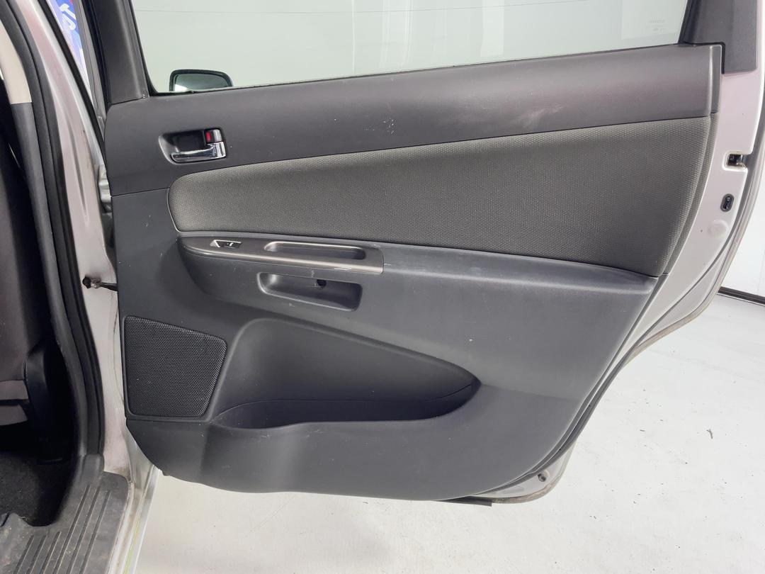 Photo '17' of Toyota Wish Photo '17' of Toyota Wish