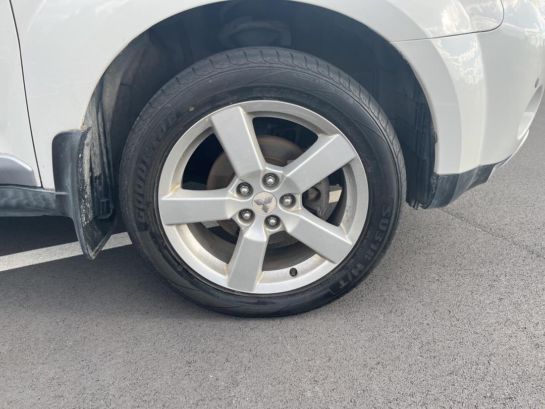 Photo '2' of Mitsubishi Outlander 2400