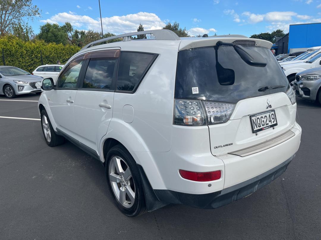 Photo '10' of Mitsubishi Outlander 2400