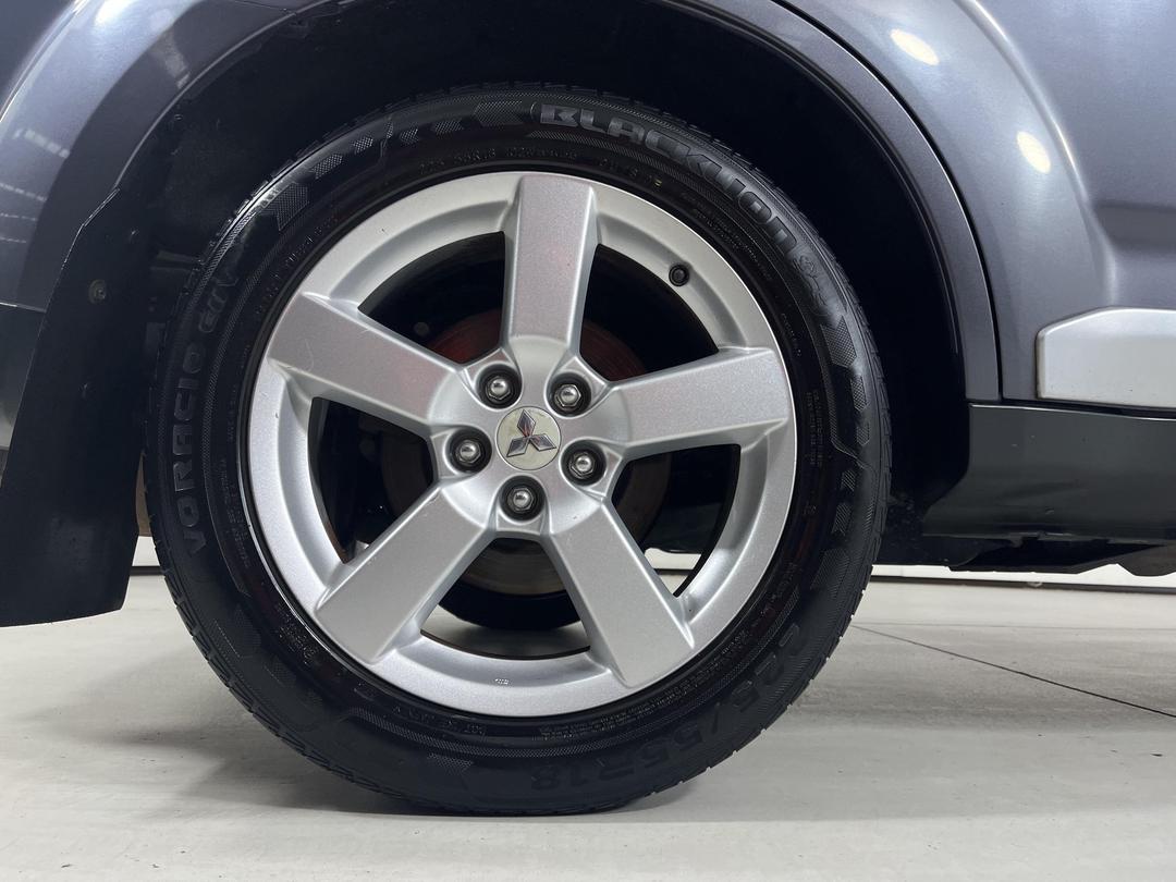 Photo '12' of Mitsubishi Outlander