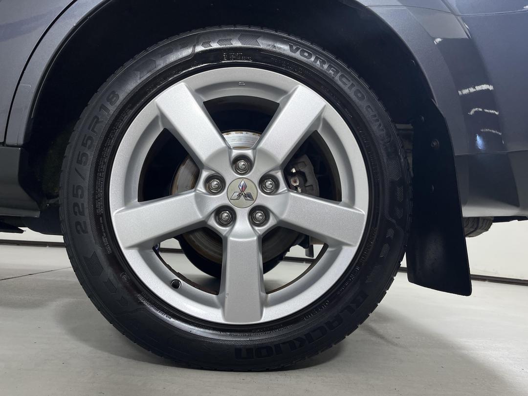 Photo '11' of Mitsubishi Outlander