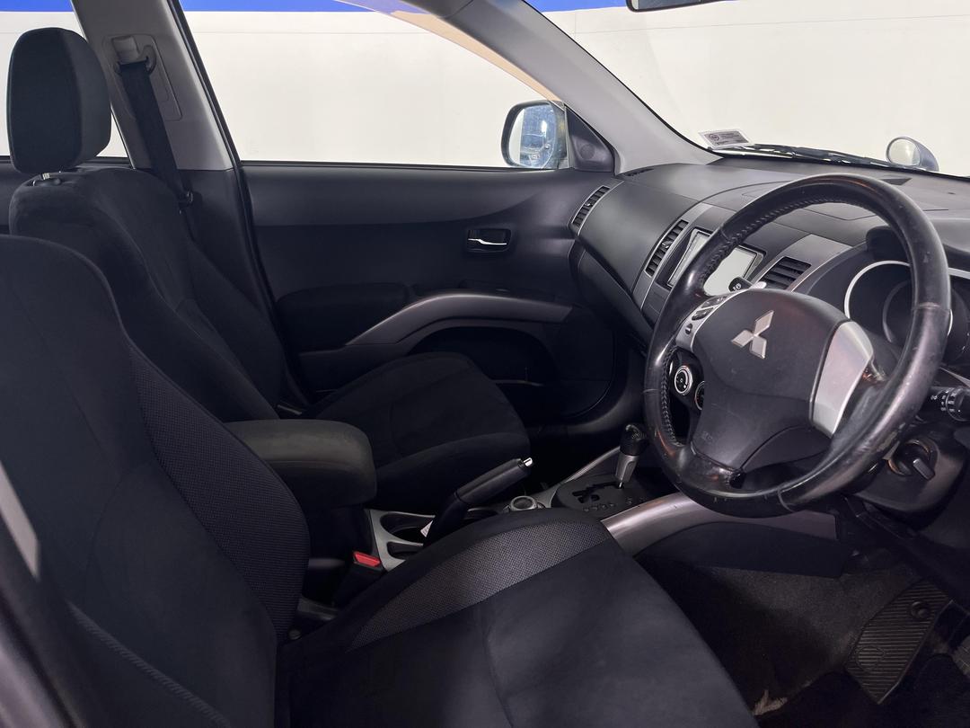 Photo '16' of Mitsubishi Outlander